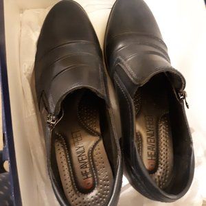 WOMEN SHOES, SIZE 8 - $7